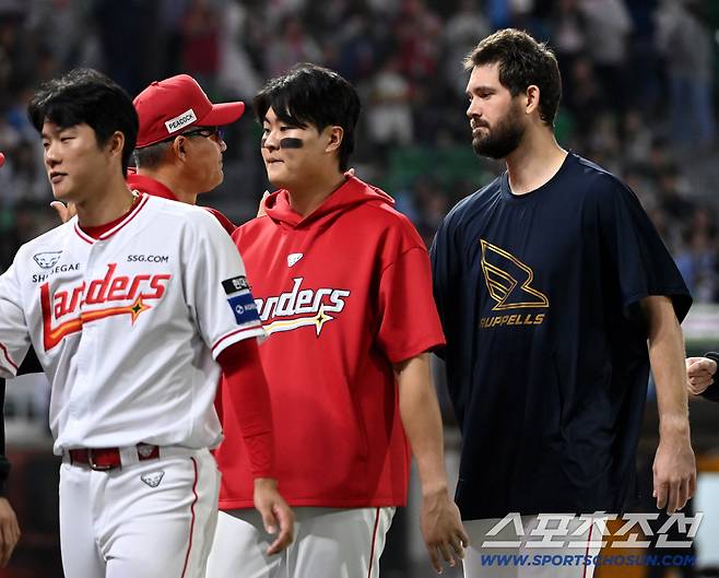 29일 인천SSG랜더스필드에서 열린 롯데와 SSG의 경기, SSG가 4대2로 승리했다. 이숭용 감독과 기쁨을 나누는 앤더슨의 모습. 인천=허상욱 기자wook@sportschosun.com/2025.09.29/