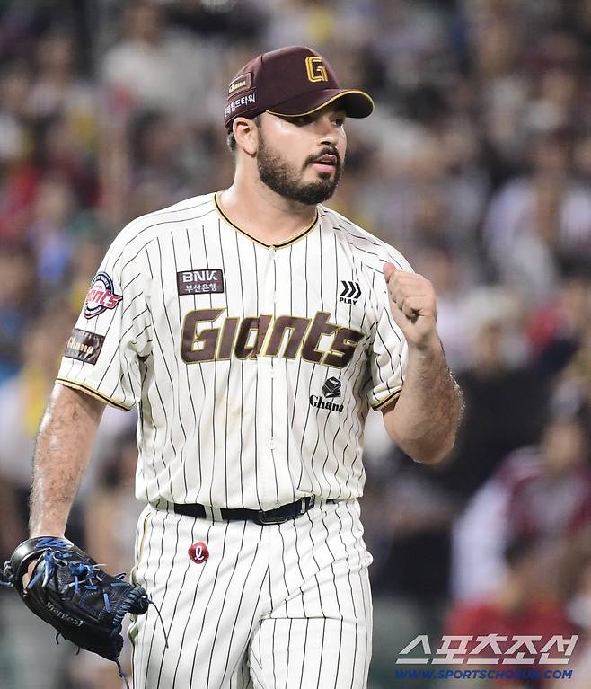 25일 울산 문수야구장에서 열린 KBO리그 롯데와 LG의 경기. 3회 실점 위기를 넘긴 후 주먹을 쥐어보이는 롯데 선발 감보아. 울산=송정헌 기자songs@sportschosun.com/2025.09.25/