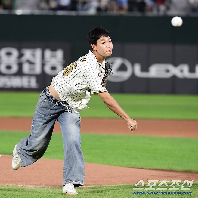 26일 부산 사직야구장에서 열린 KBO리그 롯데와 삼성의 경기. 2026입단 신인 선수들이 홈 팬들 앞에서 첫 인사를 했다. 시구를 하고 있는 1라운드 신인 투수 신동건. 부산=송정헌 기자songs@sportschosun.com/2025.09.26/