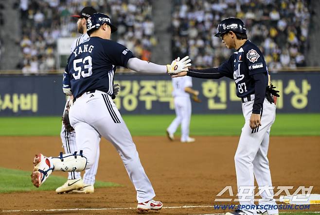 30일 잠실구장에서 열린 LG 트윈스와 두산 베어스의 경기. 4회초 1사 1루 두산 양석환이 투런포를 날린 뒤 환호하고 있다. 잠실=박재만 기자 pjm@sportschosun.com/2025.09.30/