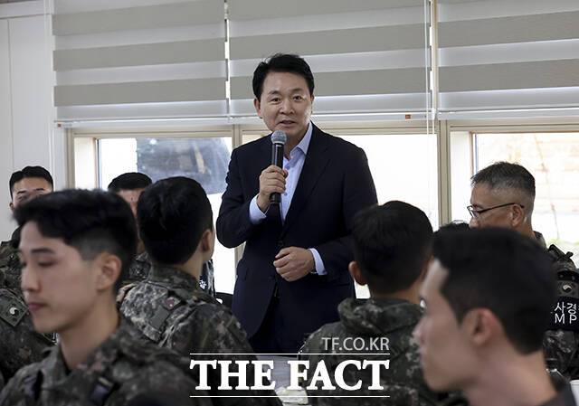 인사말 하는 성일종 국방위원장.