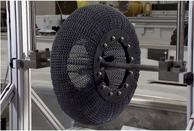 공기가 필요 없는 초탄성 타이어. 스마트 타이어 컴퍼니 홈페이지 캡처