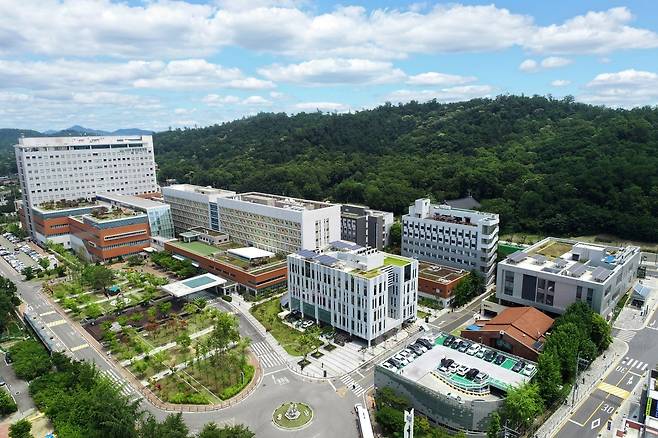 1375병상 규모의 서울 강동구 중앙보훈병원. 급성기 치료부터 재활, 요양까지 가능한 통합형 의료시스템이 구축된 국내 대표 보훈병원이다. 한국보훈복지의료공단 제공