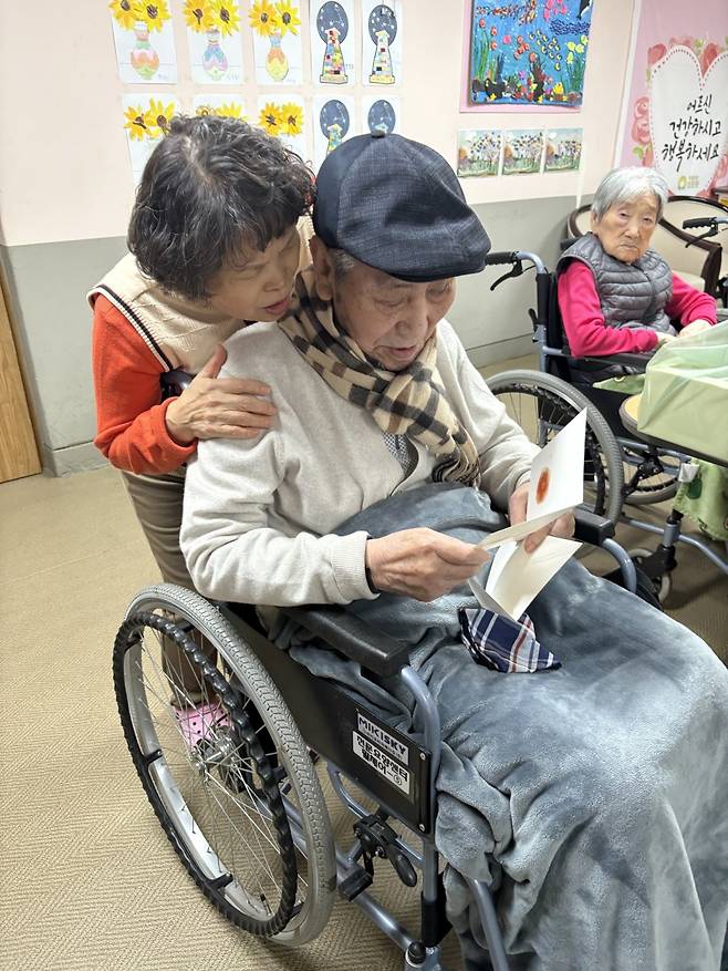 오성규 애국지사(102)가 경기 수원에 위치한 보훈원에서 노후를 보내는 모습. 일본에 거주 중인 유일한 생존 독립유공자였던 오성규 지사는 고국에서 여생을 보내기 위해 2023년 8월 귀국한 뒤 보훈원에서 지내고 있다. 한국보훈복지의료공단 제공