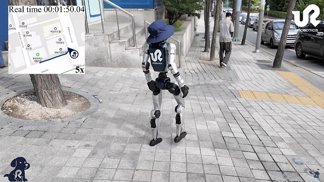 서울 강남 거리를 걸어다니는 유로보틱스의 휴머노이드 보행 로봇. KAIST 제공