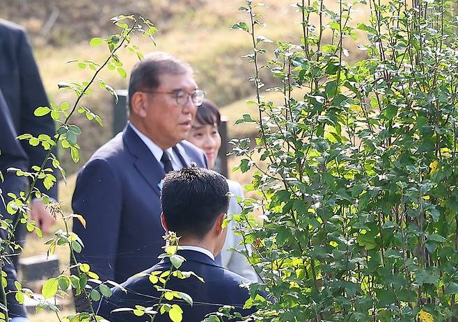 한일 정상회담을 위해 방한한 이시바 시게루 일본 총리가 30일 부산 금정구 영락공원에서 고(故) 이수현씨 묘를 참배하기 위해 이동하고 있다(맨위 사진).