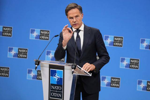 마르크 뤼터 북대서양조약기구(나토) 사무총장이 23일 브뤼셀의 나토 본부에서 기자회견하고 있다. 나토는 이날 이달 초 폴란드 상공에서 러시아 무인기가 격추된 데 이어 지난주 러시아 전투기가 에스토니아 영공을 침범하자 모든 수단을 동원해 러시아의 영공 추가 침범에 방어할 것이라고 경고했다. AP=뉴시스