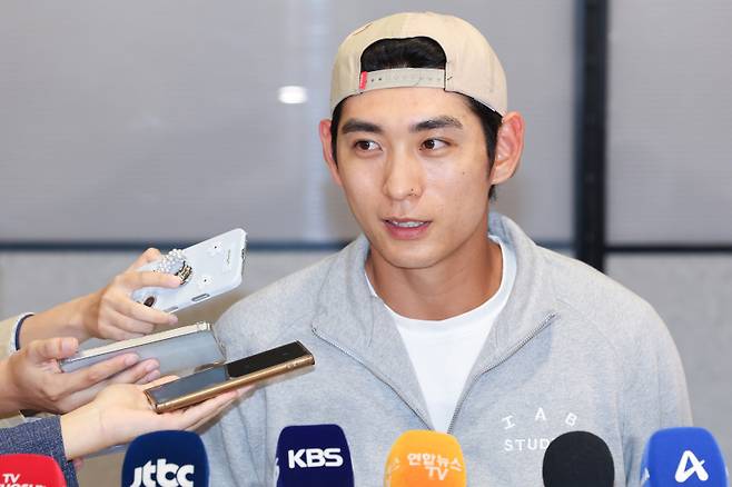 <yonhap photo-4835=""> 취재진 질문 답하는 이정후 (영종도=연합뉴스) 임화영 기자 = 미국프로야구 메이저리그(MLB)에서 두 번째 시즌을 마친 샌프란시스코 자이언츠 이정후가 30일 인천국제공항을 통해 귀국한 뒤 취재진의 질문에 답하고 있다. 2025.9.30 hwayoung7@yna.co.kr/2025-09-30 19:02:44/ <저작권자 ⓒ 1980-2025 ㈜연합뉴스. 무단 전재 재배포 금지, AI 학습 및 활용 금지></yonhap>