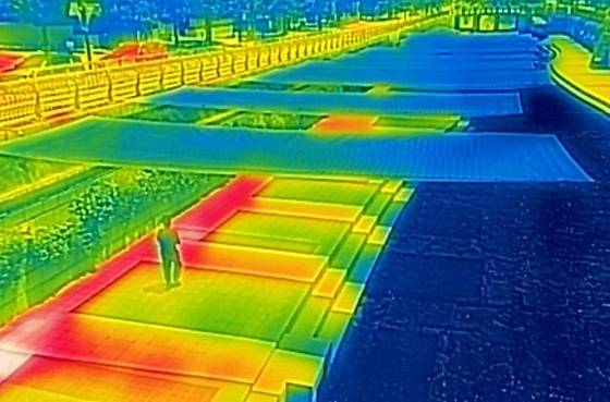 지난 7월 11일 서울 중구 청계천 모전교와 광통교 구간을 열화상카메라로 촬영한 모습. 물가 주변의 온도가 더 낮게 표시돼 있다. 뉴스1