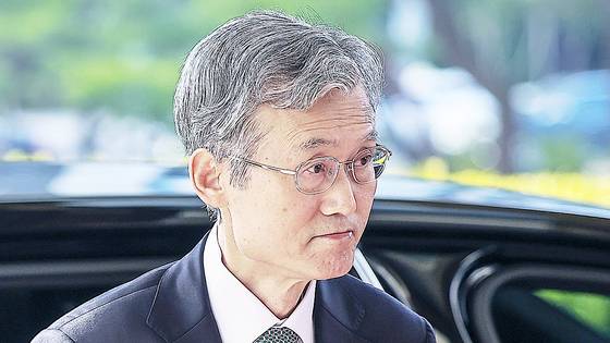 조희대 대법원장이 29일 서울 서초구 대법원으로 출근하고 있다. 조 대법원장은 지난 26일 국회 법제사법위원회 측에 불출석 의사를 통보하며 30일 열리는 청문회에 참석하지 않기로 했다. 뉴시스