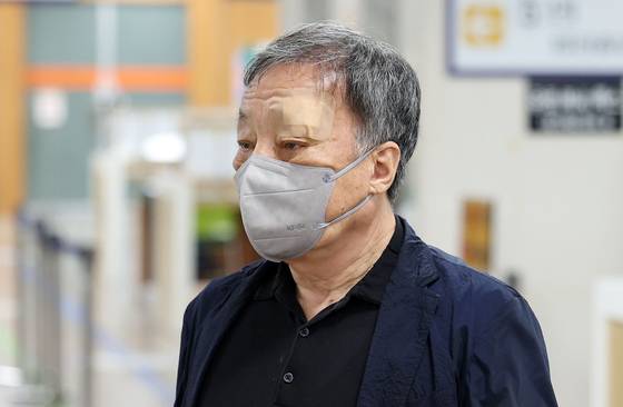 윤우진 전 용산세무서장이 30일 오후 서울 서초구 서울중앙지방법원에서 열린 선고기일에 출석하고 있다. 뉴시스