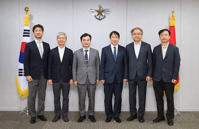 안규백 국방부 장관(왼쪽에서 세 번째)이 30일 국방부 청사에서 ‘내란극복·미래국방 설계를 위한 민·관·군 합동 특별자문위원회’ 분과장들과 면담했다. 국방부 제공