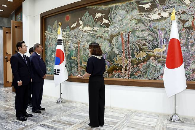 이재명 대통령과 이시바 시게루 일본 총리가 30일 부산 누리마루 APEC 하우스 기념관에서 문화 관광 해설사로부터 김규장 나전칠기 명장의 ‘십이장생도’에 대한 설명을 듣고 있다. 대통령실통신사진기자단