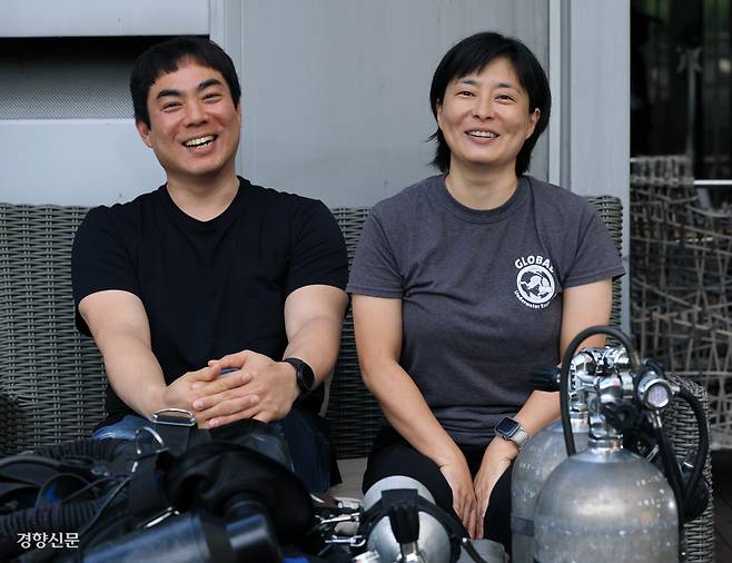 일본 조세이 탄광 한·일 합동조사에 참여해 지난 8월25∼26일 희생자의 것으로 추정되는 인골 4점을 발굴한 잠수사 김경수(왼쪽)·김수은씨가 지난 25일 인천 연수구 사무실에서 발굴 당시 상황을 설명하며 환하게 웃고 있다. 두 사람은 올해 4월과 8월 두 차례 유골 발굴 프로젝트에 참여했다. 앞에 놓여 있는 장비는 해저 탐사를 위해 구입한 재호흡기다. 서성일 선임기자