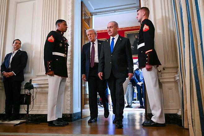 ‘기세등등’ 네타냐후 도널드 트럼프 미국 대통령과 베냐민 네타냐후 이스라엘 총리가 29일 워싱턴 백악관에서 공동기자회견을 한 뒤 기자회견장을 나오고 있다. AFP연합뉴스