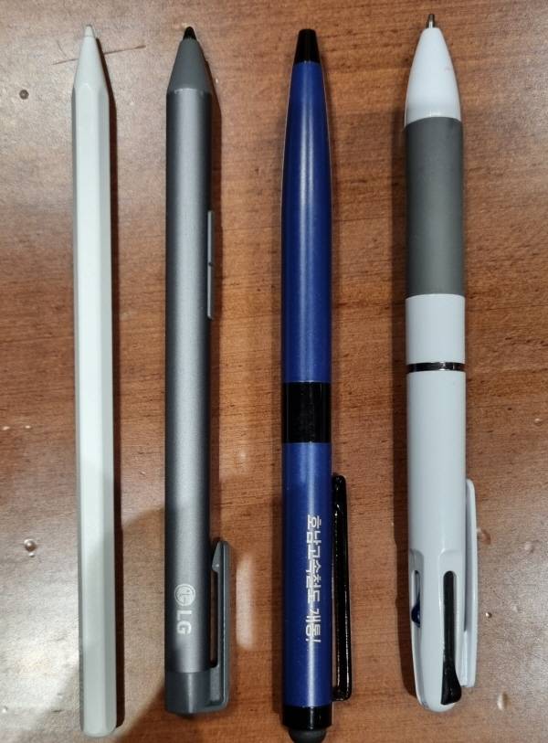갤럭시 탭 S11에서 사용하는 S펜(왼쪽). 왼쪽에서 두 번째는 LG 벨벳용 와콤 펜, 세 번째는 일반 볼펜, 네 번째는 삼색 볼펜. 정옥재 기자