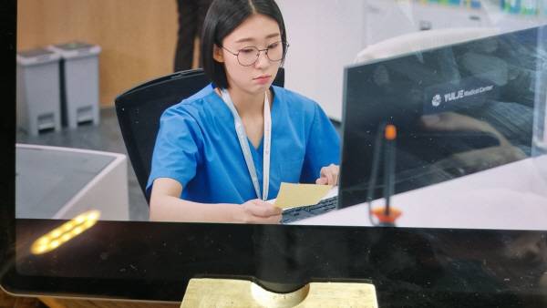 갤럭시 탭 S11으로 드라마 ‘언젠가 슬기로울 전공의 생활’을 감상 중이다. 극중 한 전공의가 포스트잇을 붙인다. 정옥재 기자