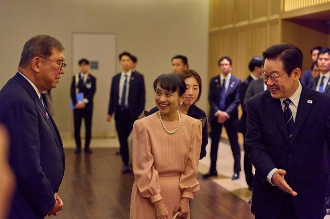 이재명 대통령이 30일 부산 해운대구 웨스턴조선 호텔에서 열린 한일 정상 만찬에 앞서 이시바 시게루 일본 총리와 부인 이시바 요시코 여사에게 자리를 안내하며 웃고 있다. 대통령실