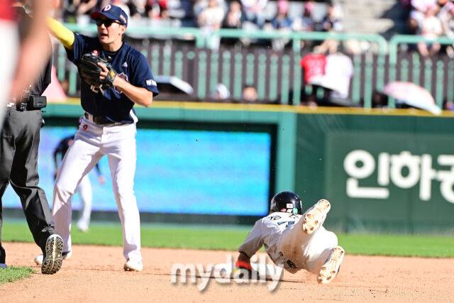 7회말 1루주자 정준재가 2루 도루를 시도하고 있다.
