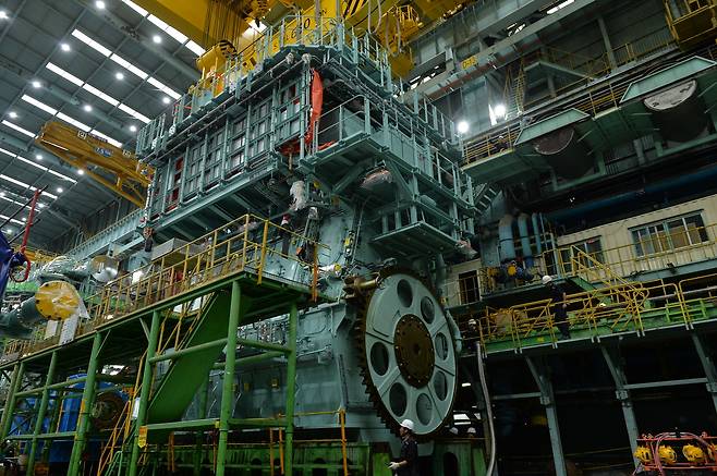 한화엔진 창원공장에서 만들어지고 있는 선박 엔진