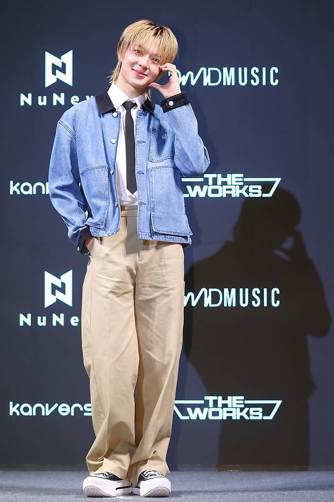 누뉴 차와린이 볼하트 포즈를 하고 있다. 연합뉴스