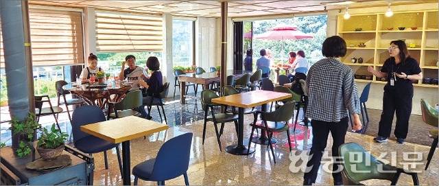 9월25일 경기 연천군 청산면의 한 카페 모습. 월 15만원의 농촌기본소득이 지급된 후 평일 낮에도 기본소득을 쓰러 온 손님들로 붐빈다.