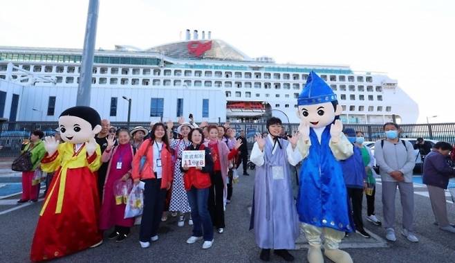 중국인 단체관광객 무비자 입국 첫날인 29일 오전 인천 연수구 인천항 국제크루즈터미널에 중국인 단체 크루즈관광객들이 입국하고 있다. 연합뉴스