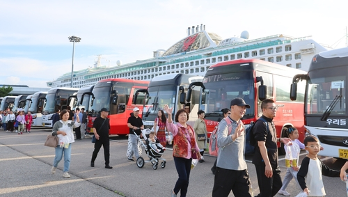 중국인 단체관광객 무비자 입국 첫날 29일 오전 인천 연수구 인천항 국제크루즈터미널에 입국한 중국인 단체 크루즈관광객들이 버스로 향하고 있다. 연합뉴스