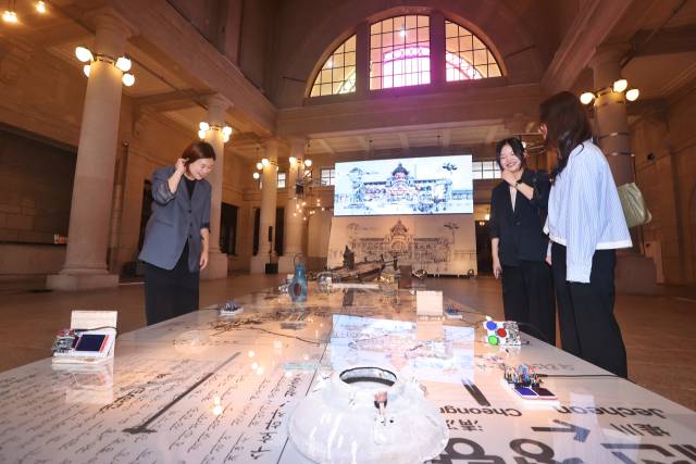 30일 특별기획전 ‘백년과 하루: 기억에서 상상으로’의 1층 메인홀 전시 작품을 참석자들이 살펴보고 있다. 연합뉴스