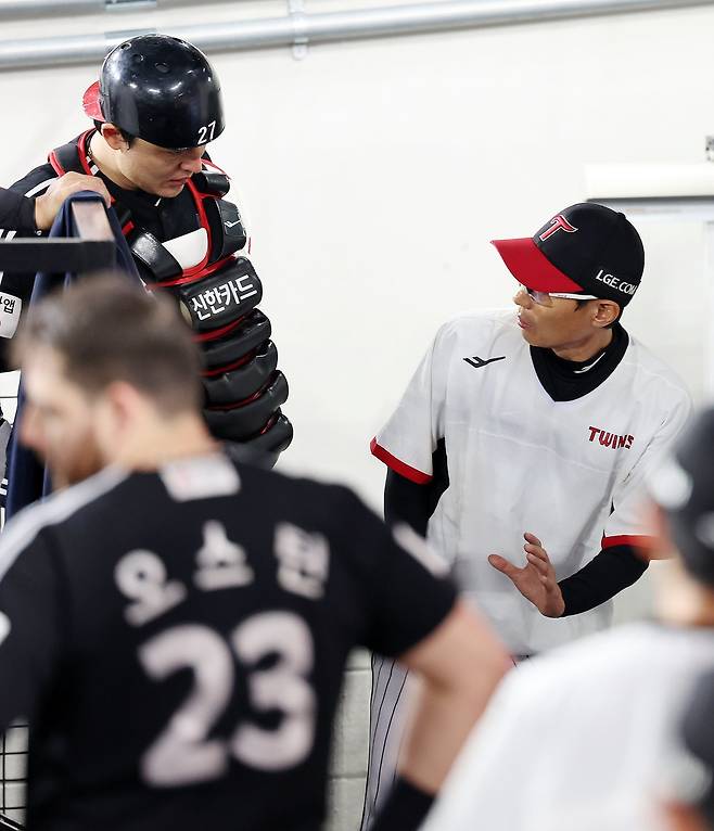 염경엽 LG 감독(오른쪽)이 29일 대전한화생명볼파크에서 열린 한화와 원정경기 도중 포수 박동원에게 포구 동작을 취하며 대화하고 있다. 대전|뉴시스