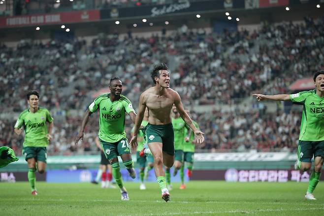 전북 공격수 송민규가 27일 서울월드컵경기장에서 열린 서울과 K리그1 원정경기에서 후반 막판 선제골을 터트린 뒤 유니폼 상의를 벗어던지는 격정의 세리머니를 하고 있다. 그는 올 시즌 서울전 4경기에서 전부 골맛을 봤다. 사진제공|한국프로축구연맹