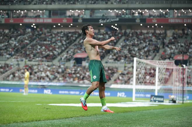 전북 공격수 송민규가 27일 서울월드컵경기장에서 열린 서울과 K리그1 원정경기에서 후반 막판 선제골을 터트린 뒤 유니폼 상의를 벗어던지는 격정의 세리머니를 하고 있다. 그는 올 시즌 서울전 4경기에서 전부 골맛을 봤다. 사진제공|한국프로축구연맹