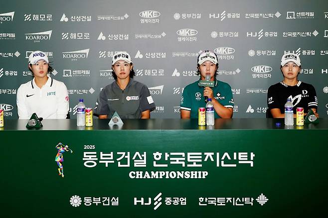 김민별, 박주영, 박지영, 성유진(왼쪽부터)이 30일 전북 익산의 익산CC에서 열린 KLPGA투어 동부건설 한국토지신탁 챔피언십 사전 기자회견에서 대회 각오를 밝히고 있다. |KLPGA 제공