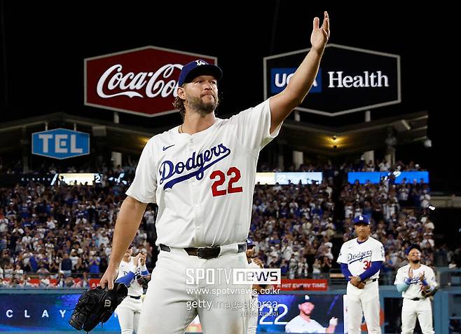 ▲ 정규시즌 다저스타디움에서의 마지막 경기 당시 홈팬들의 기립박수에 화답하는 클레이튼 커쇼