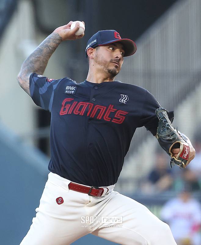 ▲ 올 시즌 롯데의 실패를 상징하는 아이콘이 된 빈스 벨라스케즈 ⓒ곽혜미 기자