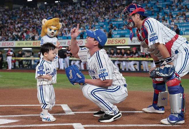 ▲ 시구 후 세리머니하는 오승환의 아들 오서준 군과 오승환 ⓒ삼성 라이온즈