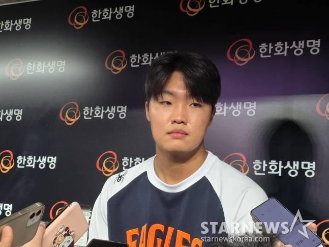 한화 정우주가 29일 대전 LG전을 승리로 이끈 뒤 취재진과 인터뷰에 응하고 있다. /사진=김동윤 기자