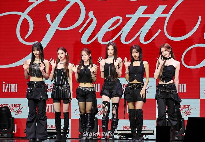 걸그룹 이즈나(izna)가 30일 오후 서울 광진구 예스24라이브홀에서 진행된 미니 2집 '낫 저스트 프리티'(Not Just Pretty) 발매기념 쇼케이스에서 포즈를 취하고 있다. 이번 앨범에는 타이틀곡 ‘Mamma Mia'(맘마미아)를 비롯해 ‘Supercrush'(슈퍼크러시), ‘Racecar'(레이스카), ‘빗속에서’, 'SIGN'(사인)(Remix)까지 총 5곡이 수록됐다. /2025.09.30 /사진=이동훈 photoguy@