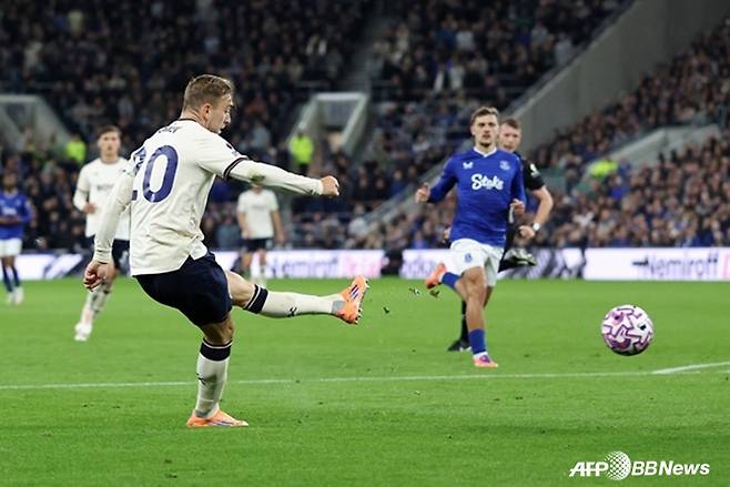 제로드 보웬(왼쪽)이 슈팅을 시도하고 있다. /AFPBBNews=뉴스1