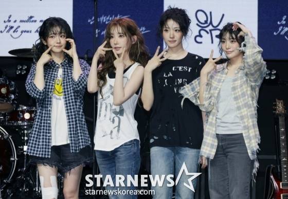 밴드 QWER이 9일 오후 서울 창천동 예스24 원더로크홀에서 진행된 미니 3집 '난 네 편이야, 온 세상이 불협일지라도' 쇼케이스에서 포즈를 취하고 있다. 이번 앨범의 타이틀곡 '눈물참기'는 눈물을 참을 수 없는 슬픔에도 희망찬 내일을 위해 다시 한 걸음 내딛는 곡으로 멤버 전원이 작사에 참여했다. /2025.06.09 /사진=이동훈 photoguy@