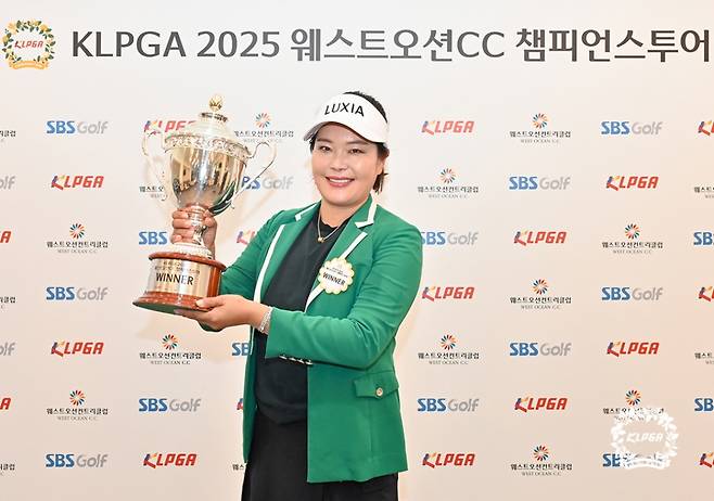 최혜정이 KLPGA 2025 웨스트오션 CC 챔피언스투어 트로피를 들고 포즈를 취하고 있다. /사진=KLPGA 제공