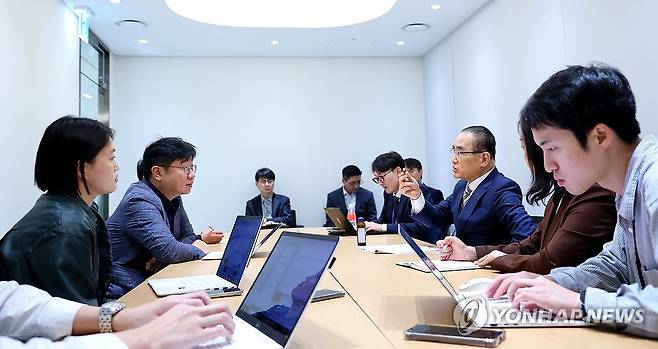 출입 통신사 기자들과 인터뷰하는 위성락 안보실장 (서울=연합뉴스) 김도훈 기자 = 위성락 국가안보실장이 29일 용산 대통령실에서 출입 통신사 기자들과 인터뷰하고 있다. 2025.9.30 superdoo82@yna.co.kr