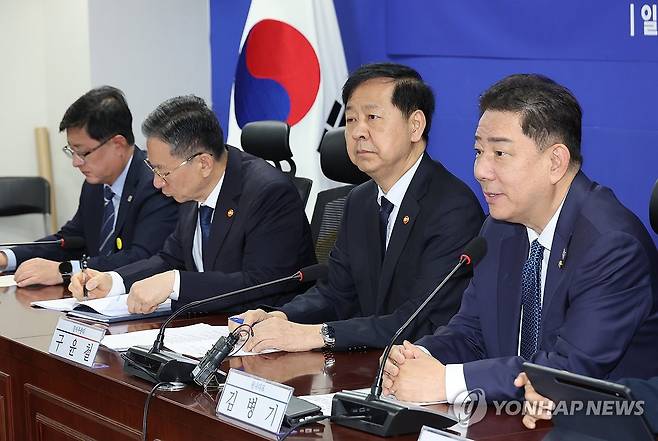 발언하는 김병기 원내대표 (서울=연합뉴스) 박동주 기자 = 30일 서울 여의도 국회 의원회관에서 열린 경제형벌 민사책임 합리화TF 당정협의에서 더불어민주당 김병기 원내대표가 발언하고 있다. 2025.9.30 pdj6635@yna.co.kr