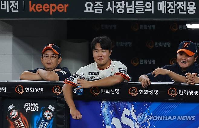 정우주 밝은 표정 (대전=연합뉴스) 신현우 기자 = 29일 대전 한화생명볼파크에서 열린 프로야구 2025 신한 SOL 뱅크 KBO리그 LG 트윈스와 한화 이글스의 경기.
4회초 1사 한화 투수 조동욱과 교체된 선발투수 정우주가 더그아웃에서 밝은 표정을 하고 있다. 정우주는 이날 3⅓이닝 무실점을 기록했다. 2025.9.29 nowwego@yna.co.kr