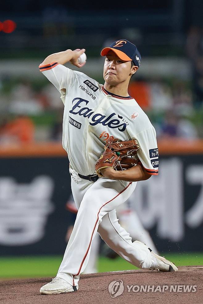 한화 선발투수 정우주 (대전=연합뉴스) 신현우 기자 = 29일 대전 한화생명볼파크에서 열린 프로야구 2025 신한 SOL 뱅크 KBO리그 LG 트윈스와 한화 이글스의 경기.
1회초 한화 선발투수 정우주가 역투하고 있다. 2025.9.29 nowwego@yna.co.kr