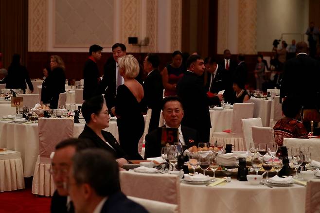 중국 국경절 리셉션 참석한 리룡남 주중 북한대사 (베이징=연합뉴스) 정성조 특파원 = 30일 오후 중국 베이징 인민대회당에서 열린 76주년 중국 국경절 리셉션에 리룡남 북한대사가 참석했다. 2025.9.30 xing@yna.co.kr