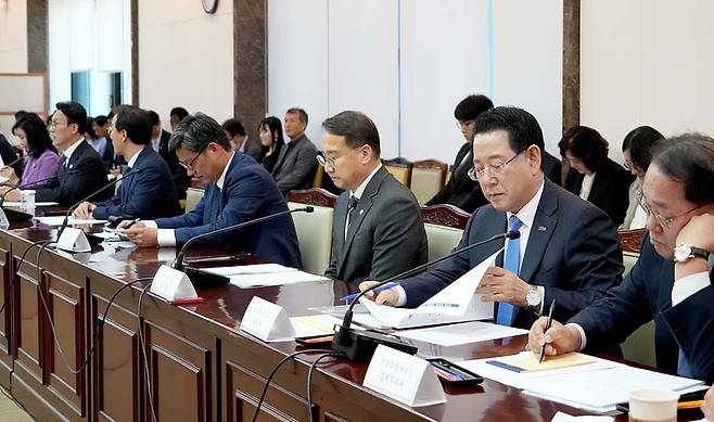 김영록 전남지사가 1일 오후 김민석 국무총리(위원장)를 비롯한 관계 장관, 지자체, 위촉위원들이 참석한 가운데 정부서울청사에서 열린 ‘제1차 국가기간 전력망 확충 위원회’에서 모두 발언을 경청하고 있다.<전남도 제공>