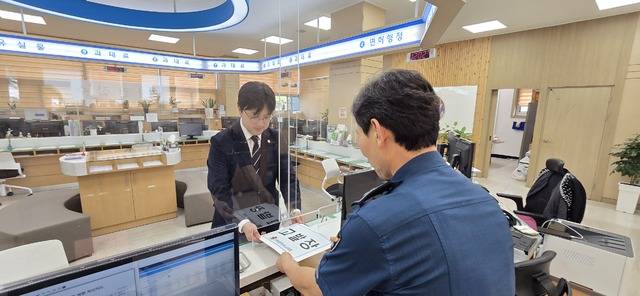 전북특별자치도교육청 전북교육인권센터는 1일 유정기 교육감 권한대행 명의로 전주M초등학교 학부모 A와 B를 공무집행방해 등의 혐의로 고발했다./전북교육청 제공