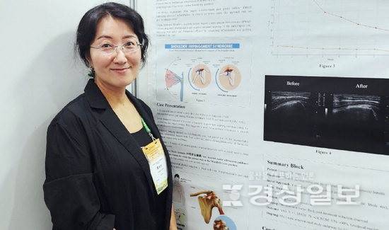 ▲ 엄정아 교수가 최근 대만 타이베이에서 열린 '제21회 국제동양의학회학술대회(ICOM 2025)'에서 초음파를 활용한 약침 시술 증례를 발표한 뒤 기념촬영하고 있다. 엄정아 교수 제공