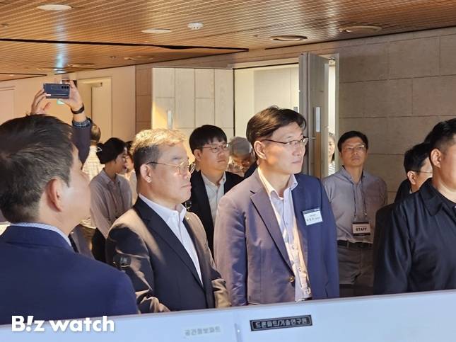 김보현 대우건설 대표이사 사장(왼쪽에서 두 번째)이 스마트건설 기술 전시 현장을 둘러보고 있다./사진=김준희 기자 kjun@